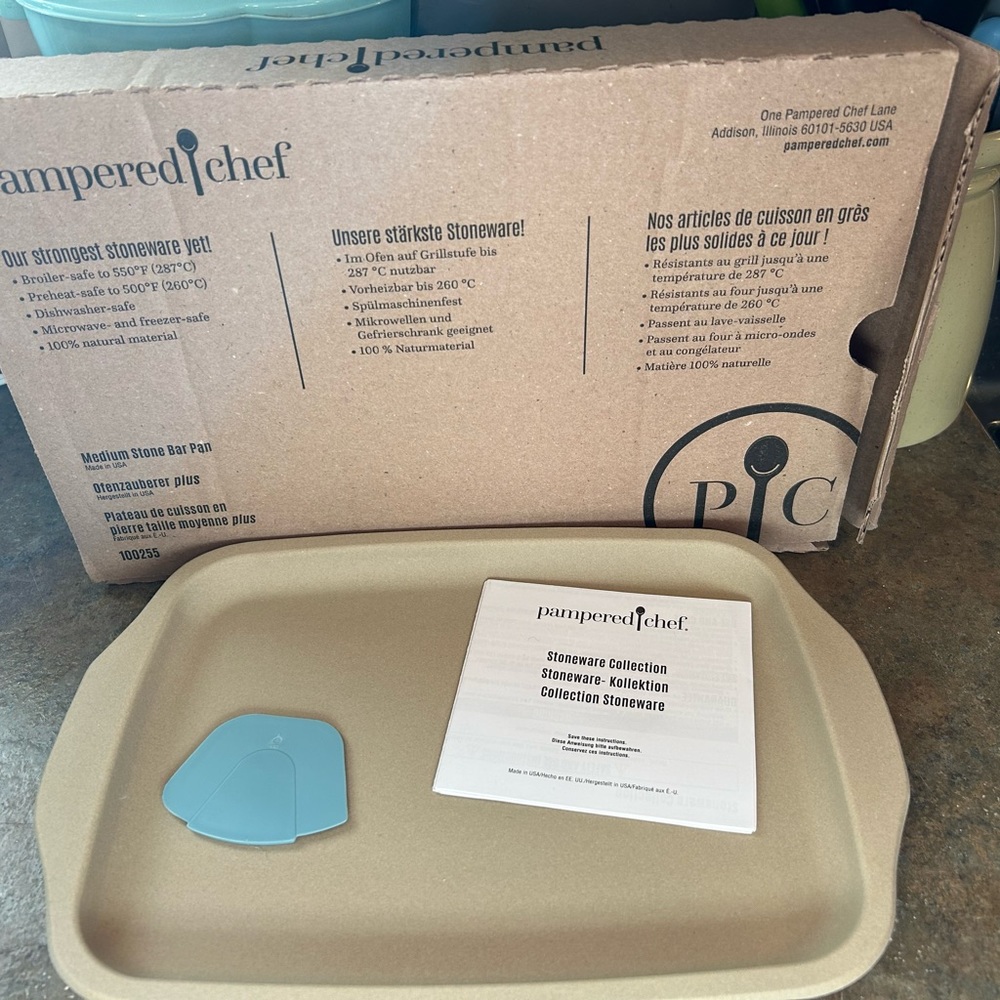 PAMPERED CHEF NEW IN BOX MEDIUM STONEWARE PAN Never opened
